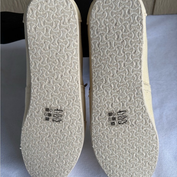 TOMS Cream Flats with Signature Elastic V-Insert - Picture 4 of 12